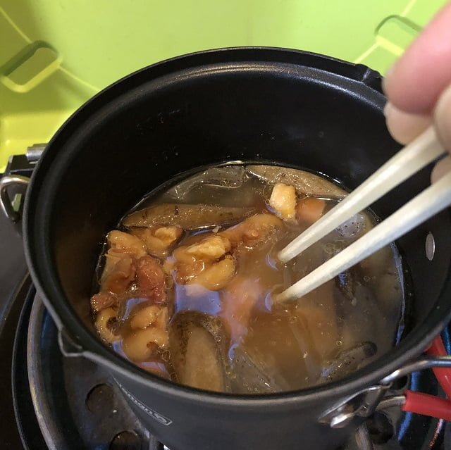 やきとり缶とローソン惣菜で作る「鶏五目風炊き込みご飯」