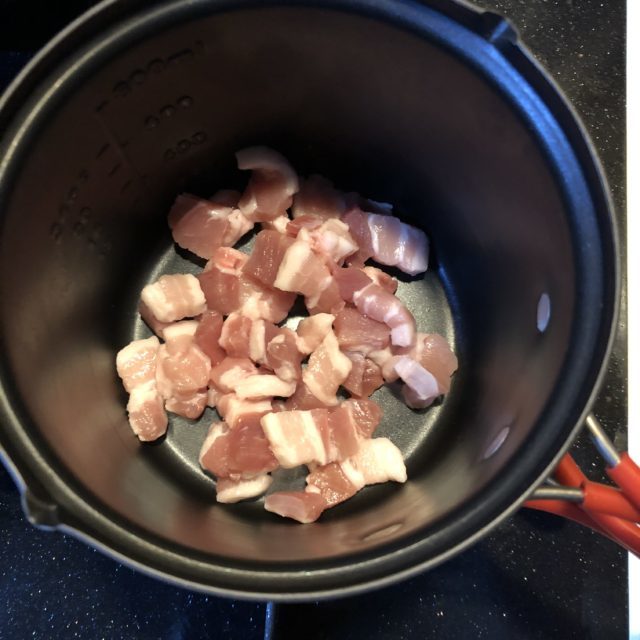 食べるラー油と豚バラの炊き込みご飯